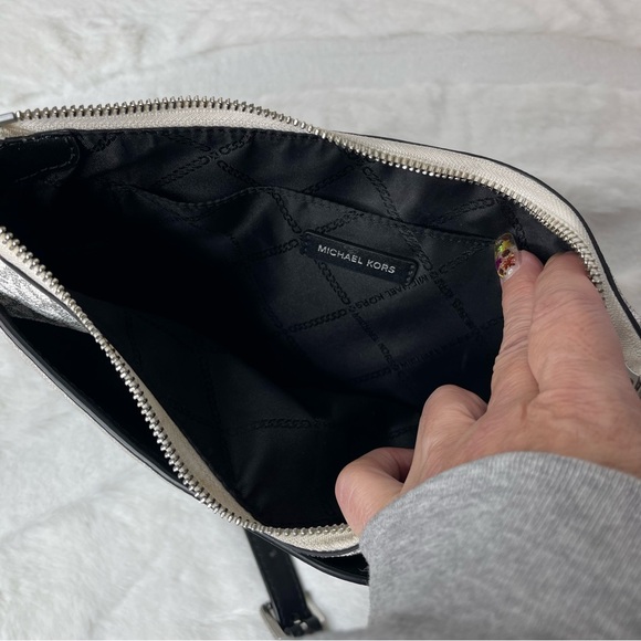 Michael Kors Jet Set Charm Medium Top Zip Pochette Crossbody Bag – Vanilla/Black - Picture 6 of 13